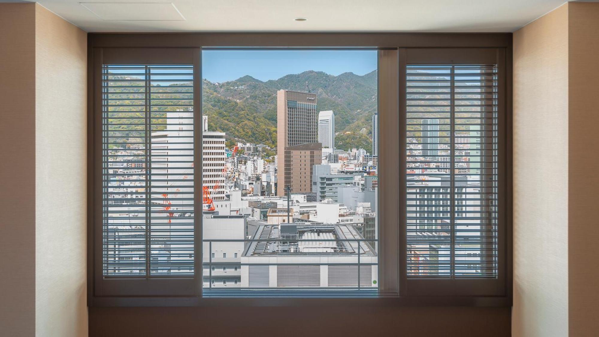 Oriental Hotel Κόμπε Εξωτερικό φωτογραφία A window with louvres