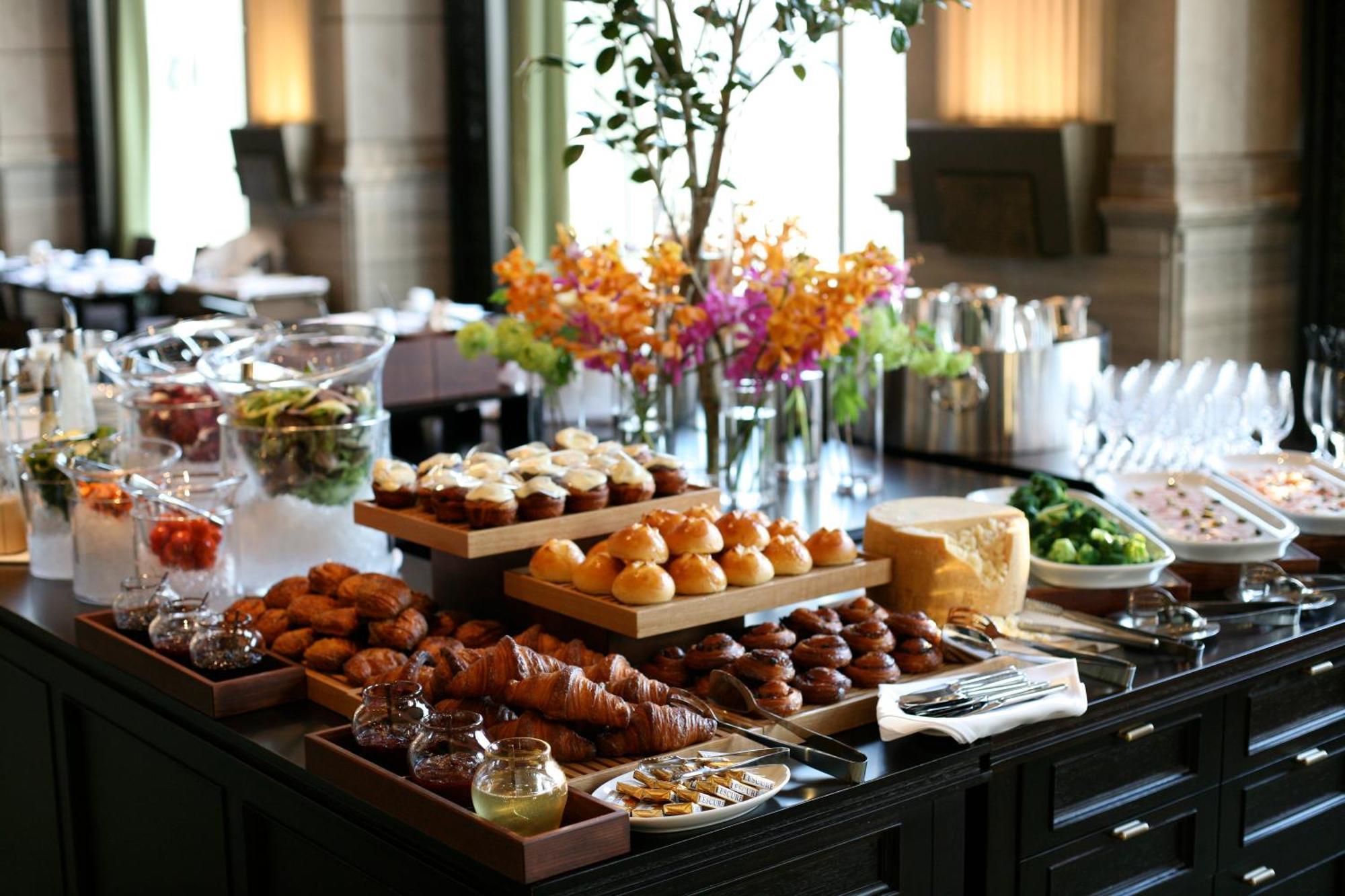 Oriental Hotel Κόμπε Εξωτερικό φωτογραφία A buffet at a hotel